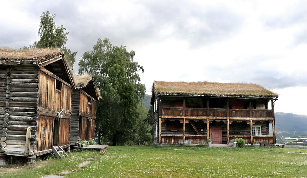 Jutulheimen har en storslått utsikt hvordu kan se hele Vågåmo, og har gamlehistoriske hus fra 16- 17- og 1800-tallet. Navnet Jutulheimen er tatt i fra nærmeste nabo - Jutulen i Jutulporten fra det gamle, kjete eventyret Jutul'n og Blessomen.