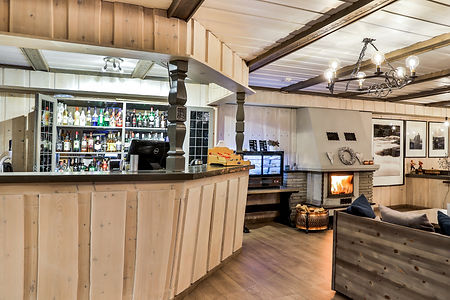 Bar og kafe med koselig peis på Vågå Hotell