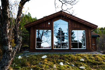 Ny, moderne hytte. Hytte med moderne fasade, store vinduer, nøkkelferdig hytte, kjøpe hytte, drømmehytta