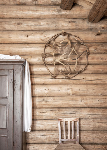 Veggdekor lagd av reindsdyrgevir