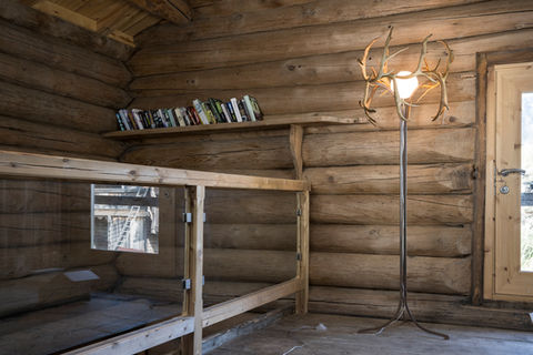 Design gulvlampe lag av reinsdyrgevir