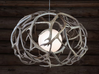 Skap et blikkfang i hjemmet med denne skulpturelle designer lampen av gevir