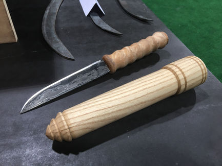 Kniv med damaskblad og treslire. Foto: Sina Bråten Lunde