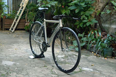 Bicicleta de pista plateada, elegante y moderna