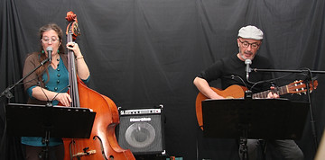 La Sainte Famille Machin joue et chante à deux voix des chansons de Georges Brassens.
