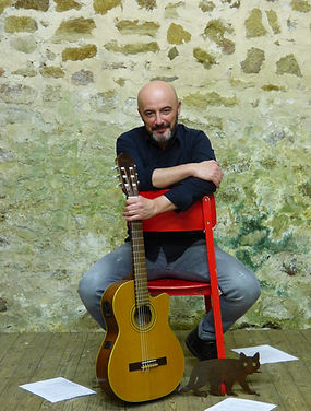 Olivier Robert, chanteur et guitariste du duo La Sainte Famille Machin chante Brassens