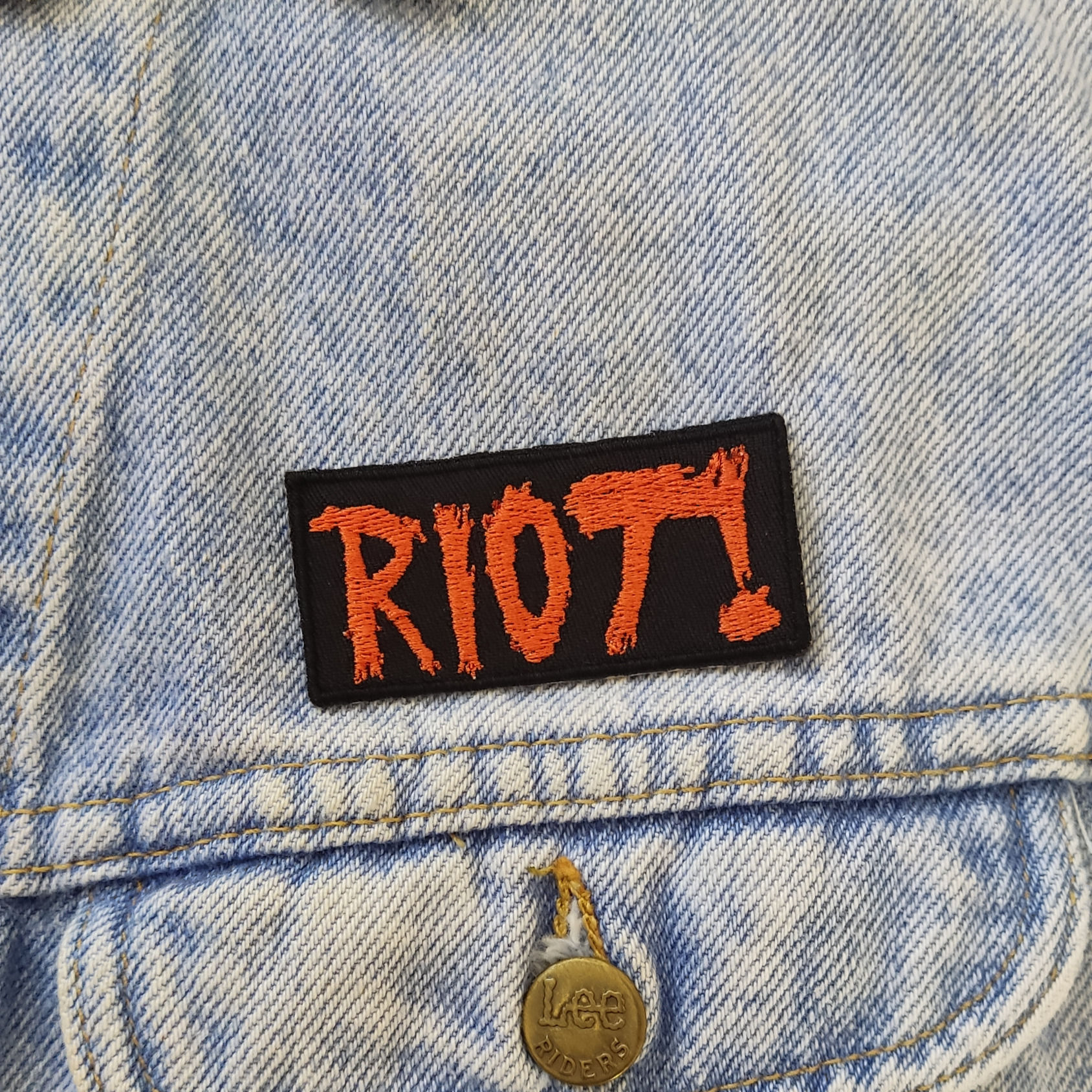 Riot! - Patche Bordado com Termocolante