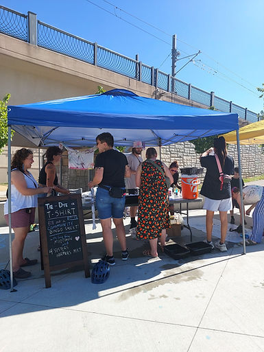 People at booth to tie-dye a shirt at the market