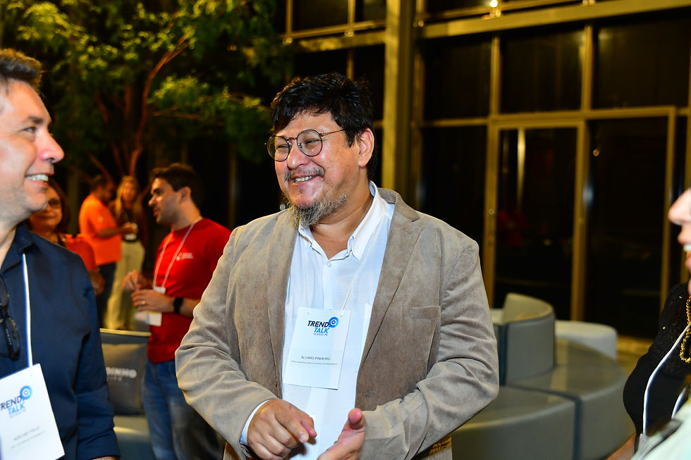 Palestrante em conversa com participantes do evento