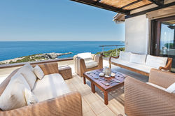 Villa Alto Mare, Alaties