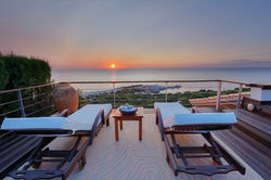 Villa Alto Mare, Alaties