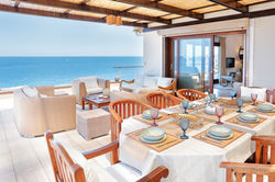 Villa Alto Mare, Alaties