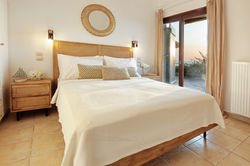 Villa Alto Mare, Alaties