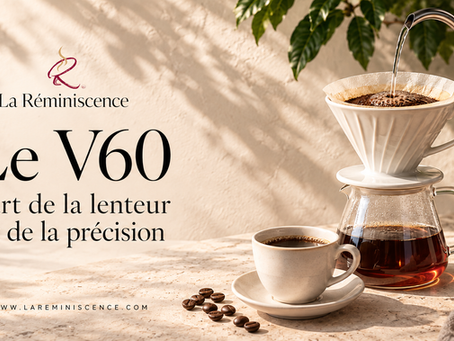 Affiche de café: eau versée dans un filtre V60 au-dessus d’une carafe, tasse et grains; texte: Le V60, La Réminiscence.