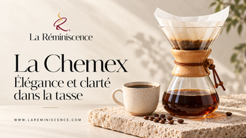 Chemex et tasse de café sur une pierre, grains éparpillés, fond beige lumineux. Texte: La Réminiscence, La Chemex.