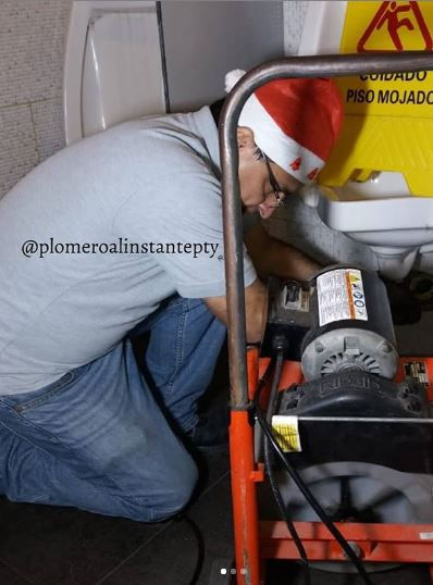 #plomeroalinstante_realizandoserviciode_