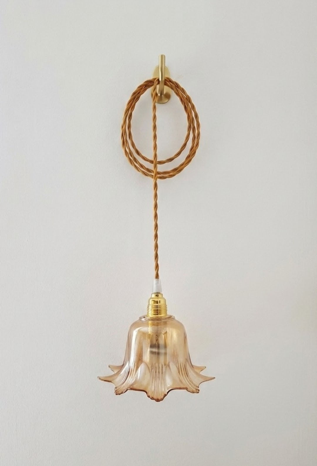 Baladeuse vintage en verre tulipe ambré, cordon torsadé doré