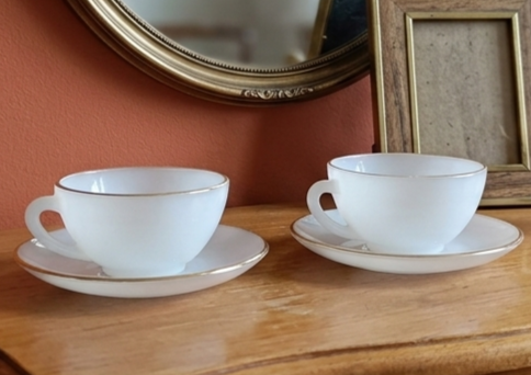 2 tasses café verre opalin blanc de Arcopal, vintage