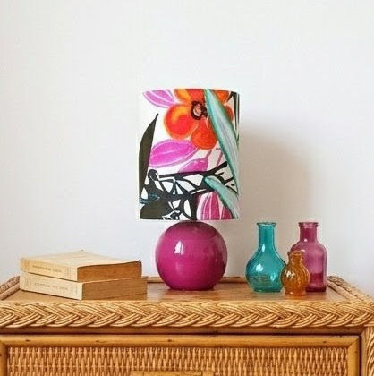 Lampe de chevet rose fushia, imprimé fleurs estivales