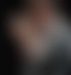 On y voit deux acteurs, un homme et une femme, profondément impliqués dans leur performance, les microphones servant d'accessoires principaux. Ils semblent être en plein cœur d'une scène dramatique et chargée d'émotion.