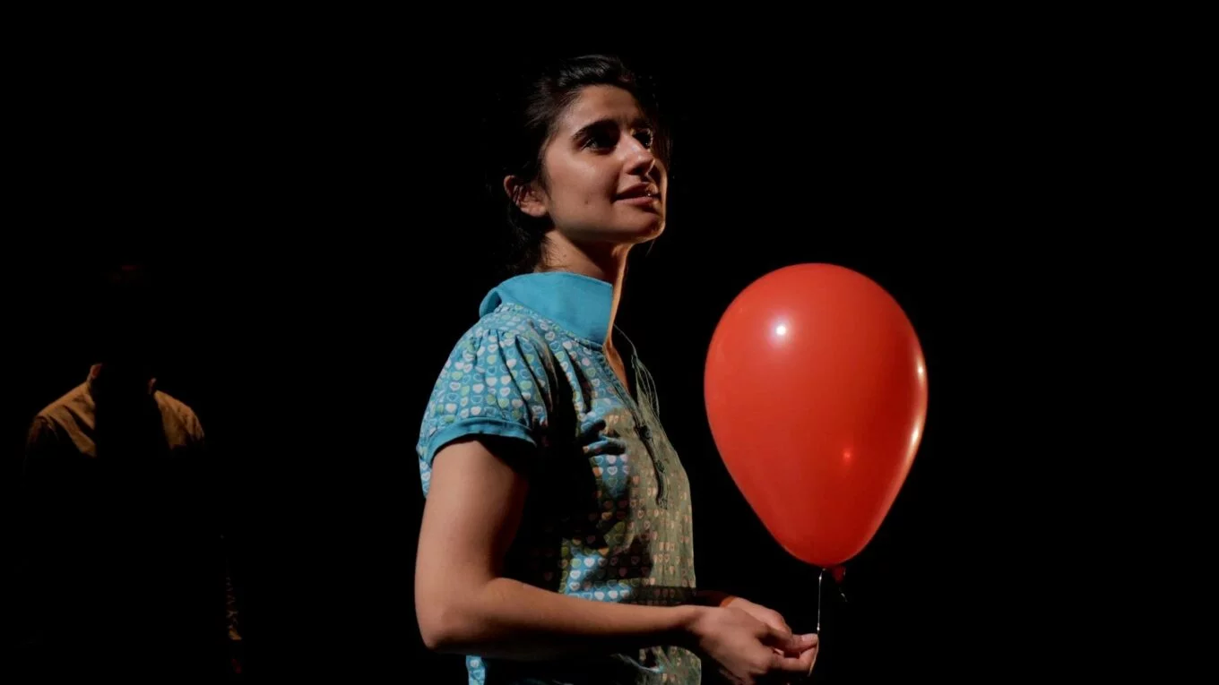 Le ballon rouge tenu par une actrice dans '4211 km' est une métaphore puissante de la liberté et des rêves inaccessibles. Une image qui parle à l'âme de la nostalgie et de l'innocence perdue.