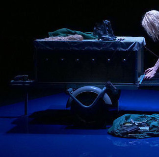 Plongez dans l'univers sombre et envoûtant d'une performance solo où chaque objet sur scène devient le narrateur silencieux d'une histoire captivante.