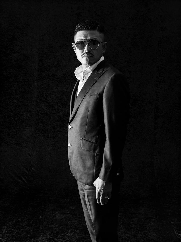 homme en costume sur fond noir isabelle munoz