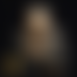 Un acteur passionné en costume rayé, Xavier Béja, incarne Jean Zay dans "L'Homme Complet", capturé en pleine performance, bras croisés et regard intense, évoquant un moment de profonde émotion.