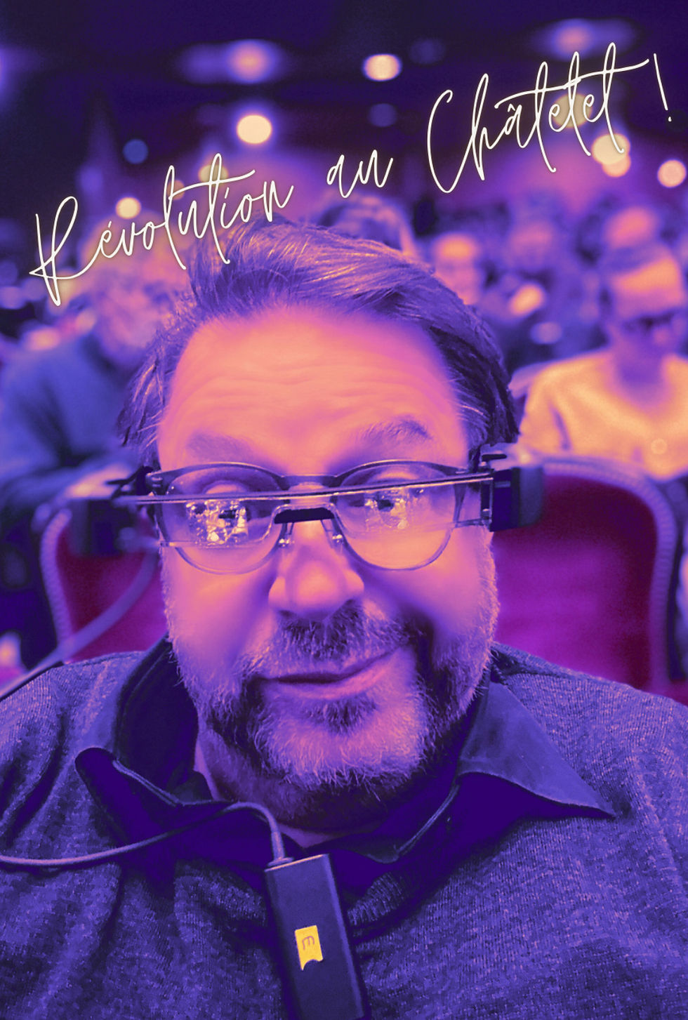 Spectateur au Théâtre du Châtelet portant des lunettes de réalité augmentée avec le texte 'Révolution au Châtelet!' superposé.