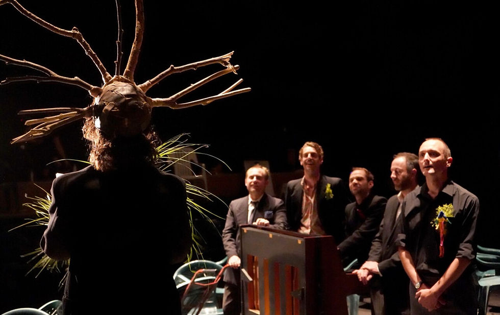 les comediens regardent un cerf humain