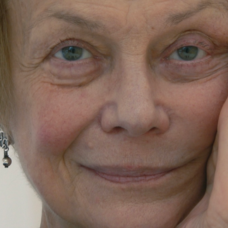 Ce portrait intime de Marilú Marini dévoile un moment de réflexion, son regard transmettant une vie d'expériences et la confiance sereine d'une artiste accomplie.