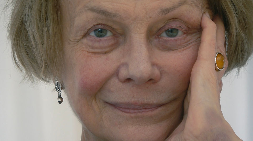 Ce portrait intime de Marilú Marini dévoile un moment de réflexion, son regard transmettant une vie d'expériences et la confiance sereine d'une artiste accomplie.