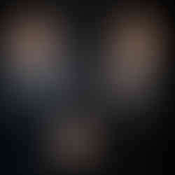 deux acteurs du spectacle "Le Prix de l’Ascension" se serrant la main avec des expressions contrastées, symbolisant la dualité en politique.