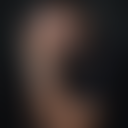 Portrait d'Ibrahim Maalouf, se reposant le visage contre sa main, affichant un regard pensif.