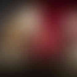 Dans un décor de théâtre avec un rideau rouge, un homme en chemise blanche et pantalon noir jette une chaise en bois dans les airs, tandis que l'autre, dans une posture furtive, s'éloigne de la table couverte d'une