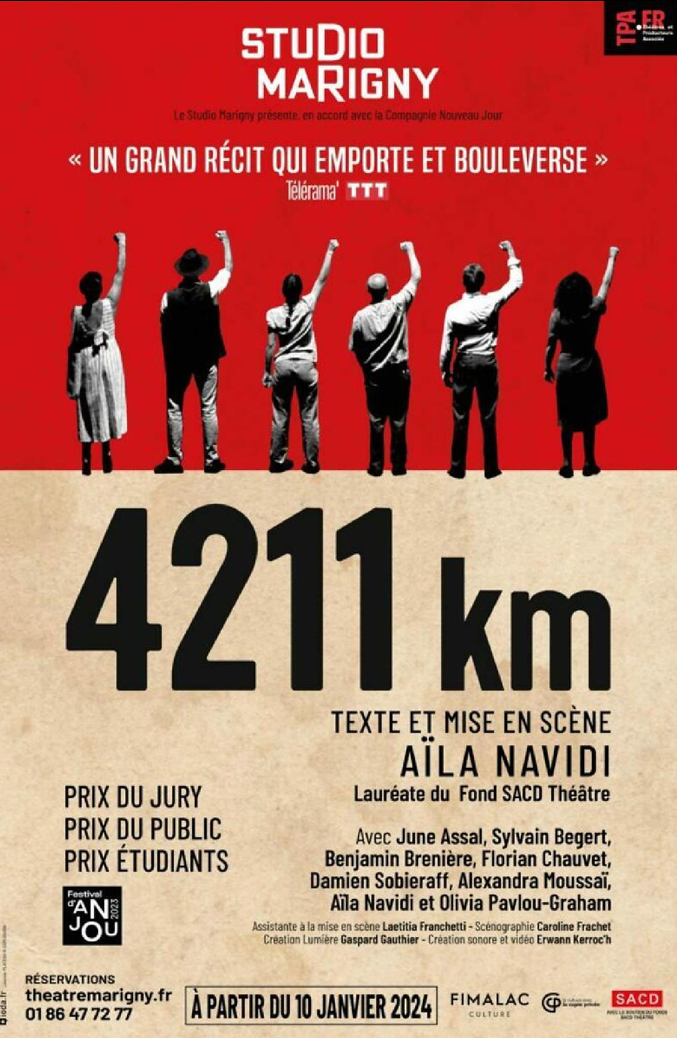 L'affiche du spectacle "4211 km" présente une image frappante de plusieurs individus de dos, levant le poing vers le ciel, symbolisant la révolte et l'espoir. Le fond rouge vif attire l'attention sur le titre en grandes lettres noires, soulignant l'importance du voyage émotionnel de la pièce. Les prix reçus, tels que le Prix du Jury et le Prix du Public, témoignent de la reconnaissance critique et populaire, tandis que le casting et l'équipe créative sont mis en avant, promettant une expérience théâtrale riche et profonde. La mention "Un grand récit qui emporte et bouleverse" de Télérama promet une histoire captivante. La date de début, le 10 janvier 2024, invite les spectateurs à réserver leur place pour ce spectacle évocateur et résonnant.