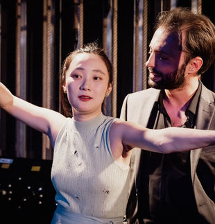 “Sur l’autre rive” : une fresque théâtrale entre maîtrise et confusion