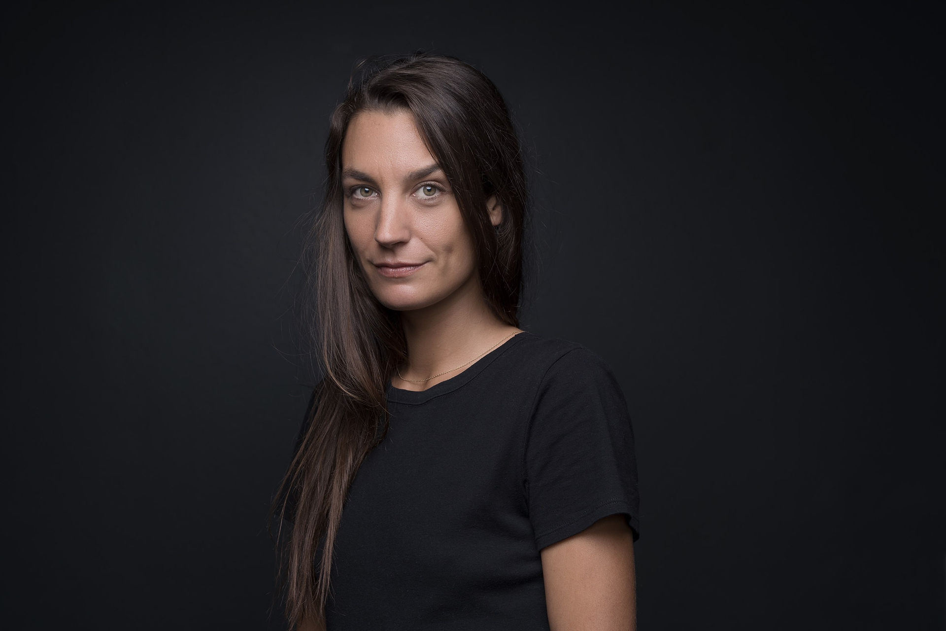 Portrait de Sarah-Jane Sauvegrain, regardant directement l'appareil avec un regard sérieux et confiant.