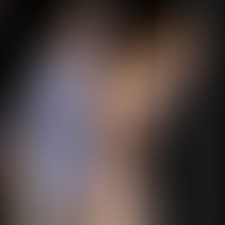 Scène de théâtre de 'La Peur' avec un acteur en costume bleu et une actrice en robe à pois des années 50, dans une posture dynamique et expressive, évoquant une interaction tendue et dramatique.