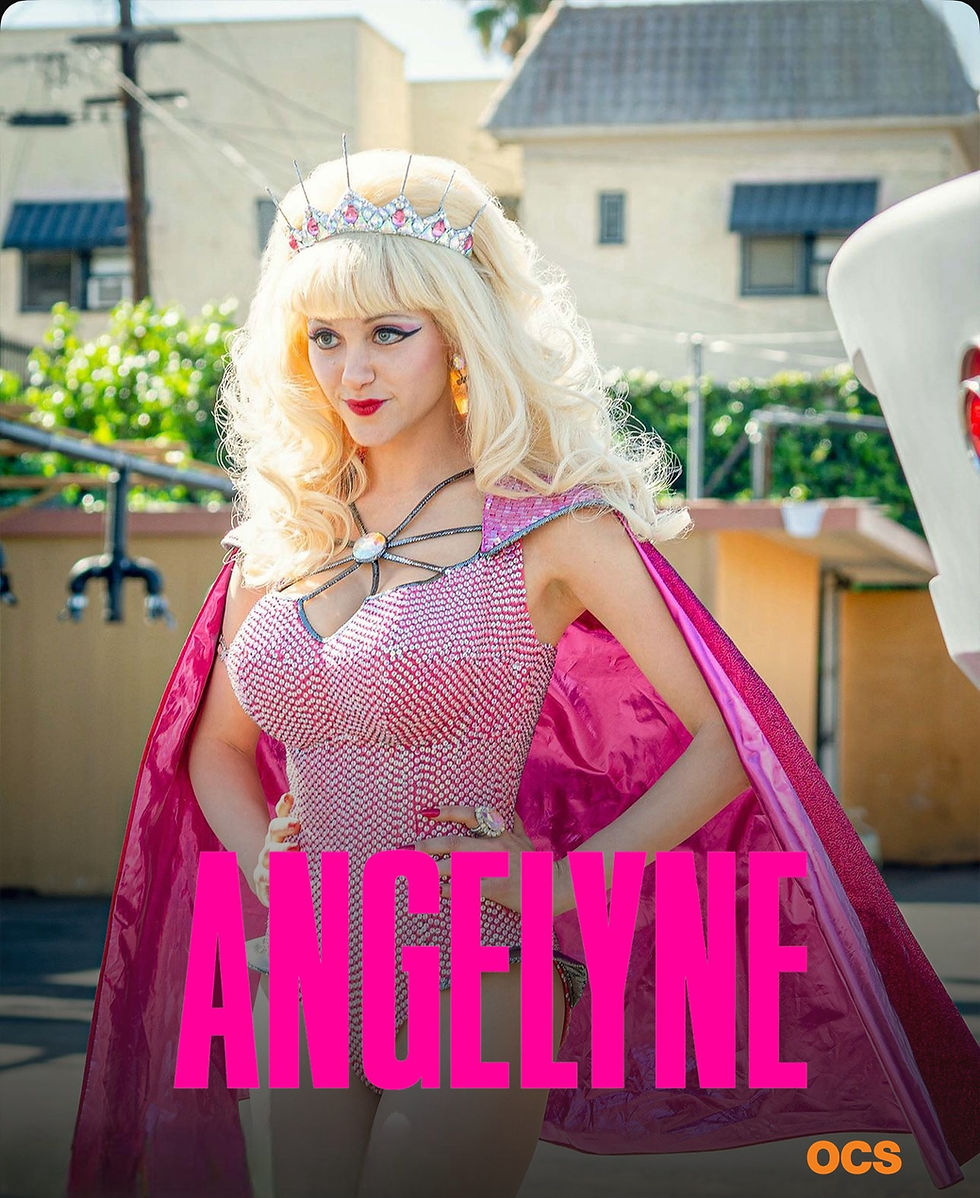 Affiche promotionnelle de la mini-série 'Angelyne' diffusée sur OCS, montrant l'actrice principale déguisée en Angelyne avec une perruque blonde, une robe pailletée rose, une cape et une couronne, incarnant la célèbre icône de Los Angeles des années 1980.