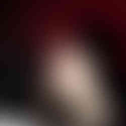 Un moment intense de 'Ex Machina' où une interprète en corset est éclaboussée d'eau sur scène, transmettant une émotion forte.