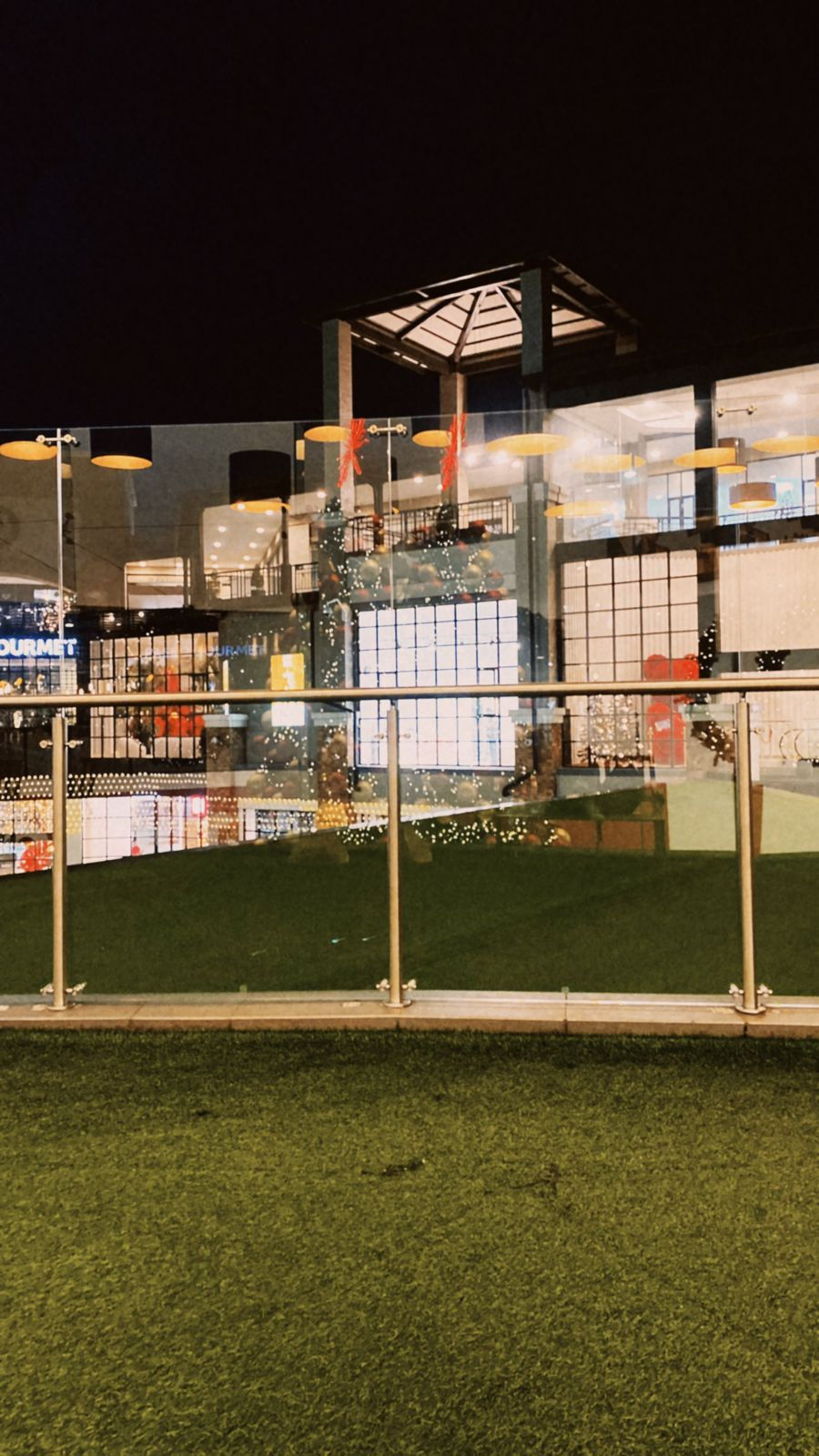 Tan cerca y tan lejos