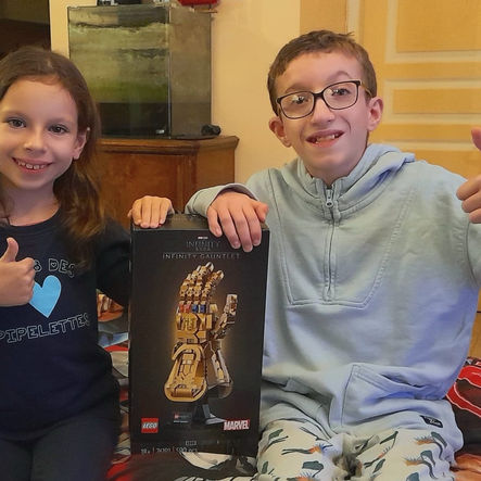 Camille, la petite guerrière, rend visite à Matteo, le super-héros