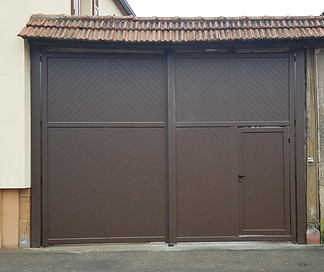 portail-XXL-aluminium-2-battants-porte-service-portillon-motorisation-corps-de-ferme-brun-