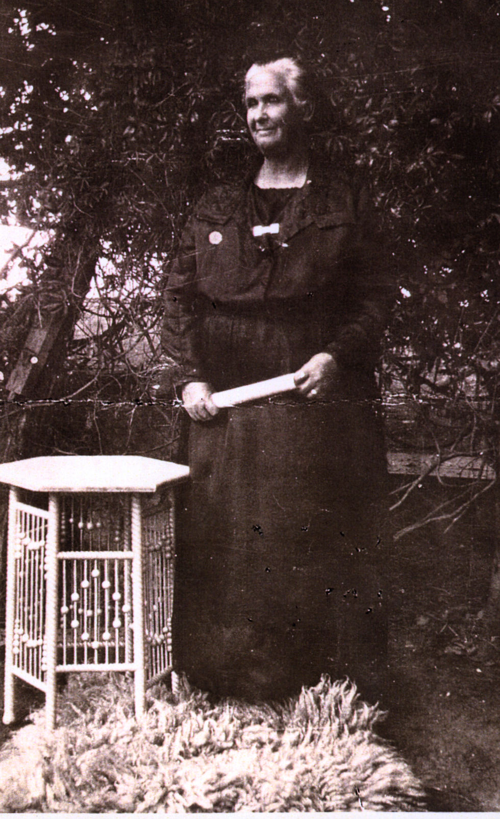 04 (P) Ellen Matthews (nee Cox) with scroll in hand