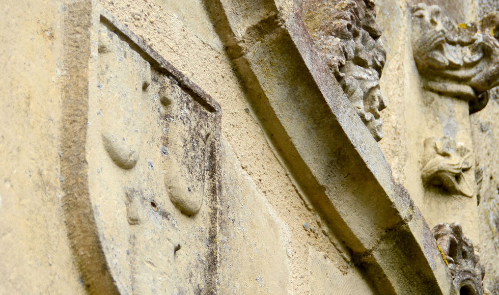 Blason en pierre sur le manoir en Vendée