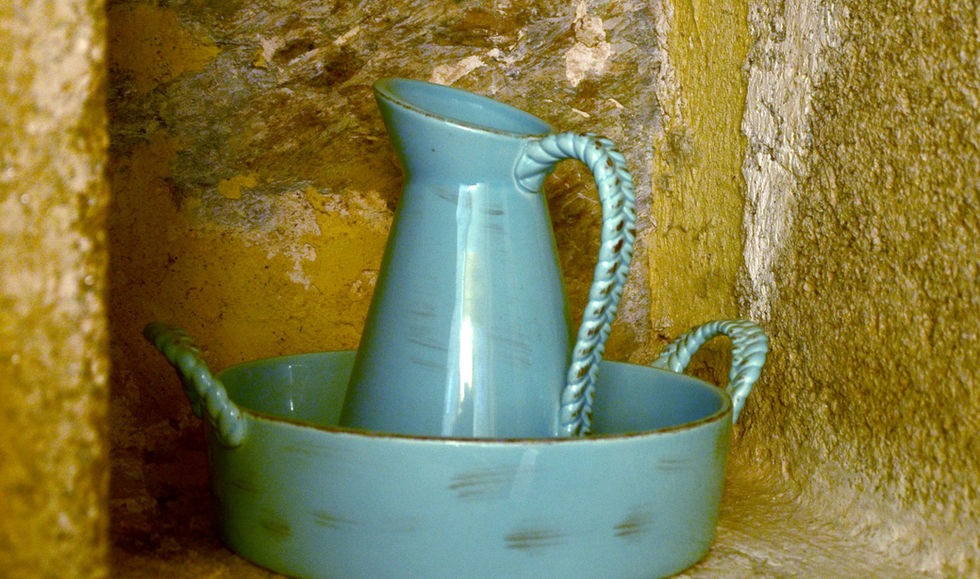 Broc dans une niche en pierre