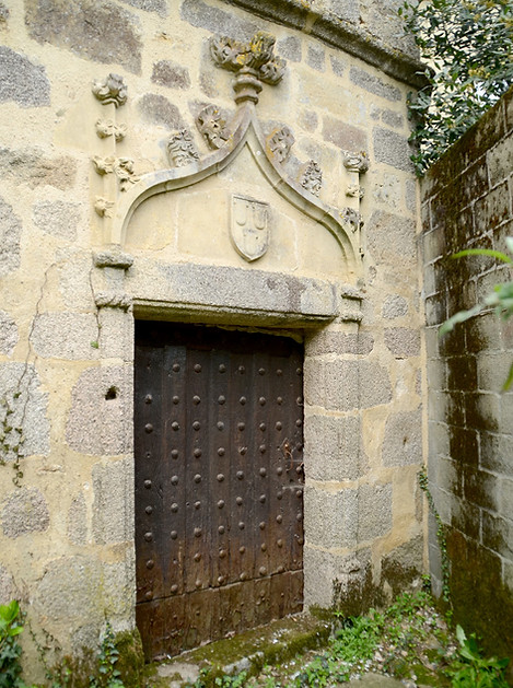 Porte cloutée du manoir