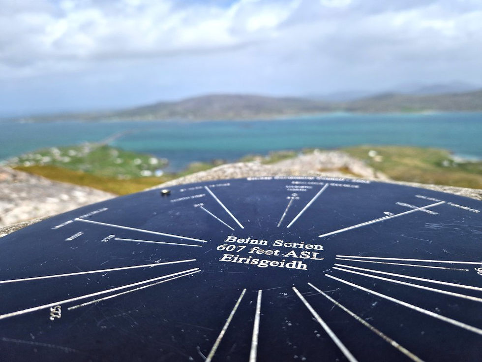 výhled z vrcholu Beinn Sgriathan (185 m n. m.), ostrov Eriskay, Vnější Hebridy, Skotsko