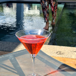 Sirotez un coktail au bord de l'eau